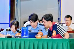 资阳市人平易近副秘书长邓炳辉正在总结讲话中
